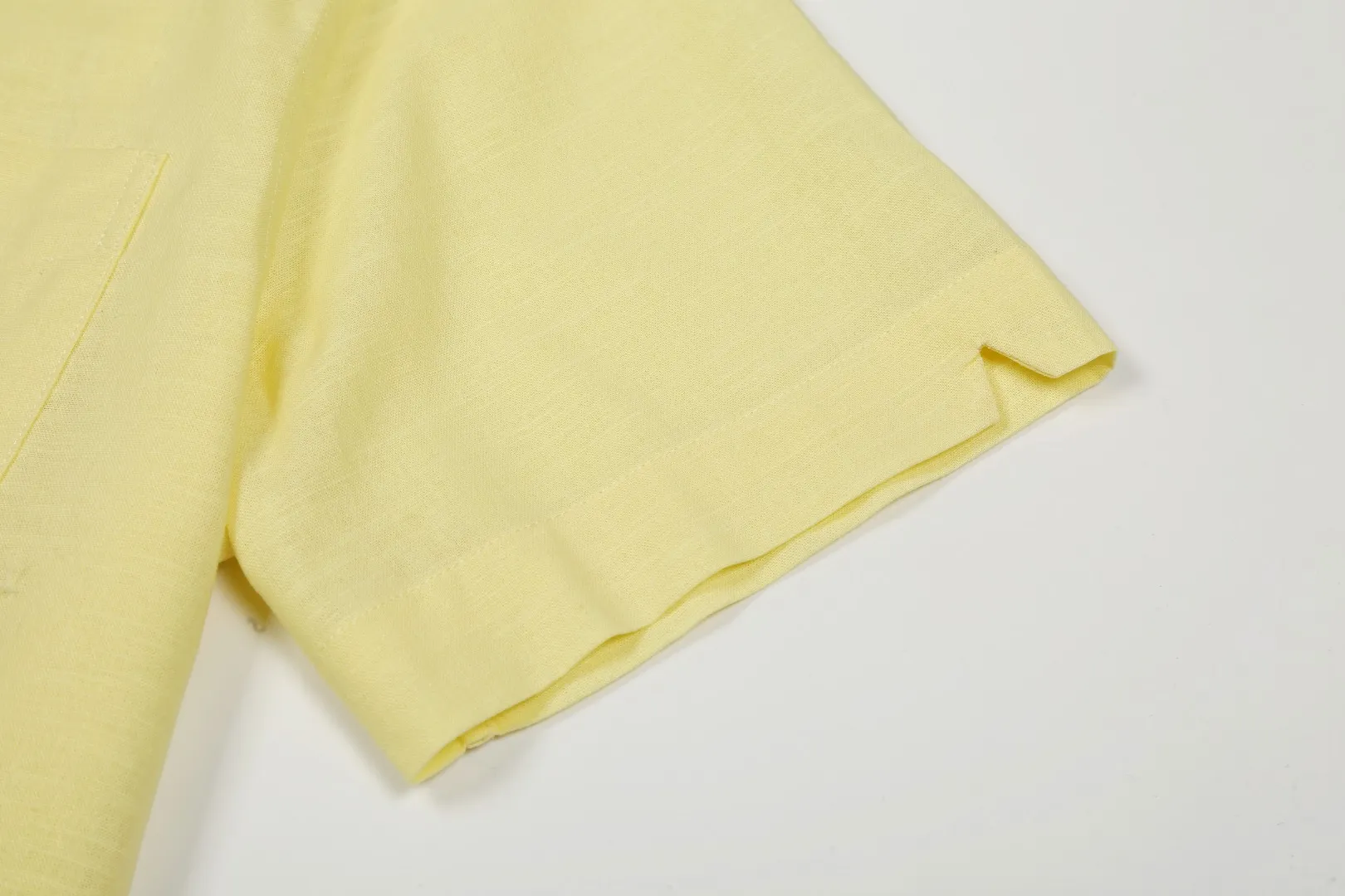 P230 White background picture [High-end quality] Style number: 25055# Color: Navy blue/off-white/ice blue/light pink/chicken yellow/khaki Size: S to XL - Ralph Lauren/Ralph Lauren 25SS Summer popular high-quality old money style Cuban collar pocket style short-sleeved linen couple shirt - originality restoration 95% cotton blended bamboo linen pre-car wash treatment tight and soft texture ✅ - 100% restored workmanship Complete professional shirt with embedded clips in bifurcated sleeves, top button earrings ✅ - Custom dyed original pearlescent white buttons with different sizes ✅ - Special shaped chiffon foil inside the collar door tube, which is not easy to deform and pull ✅ - Ralph Lauren/linen pocket style short-sleeved shirt. It is different from the classic style and has a niche style. It perfectly combines comfort and high-end. An indispensable piece in summer. It is both cool and textured. It is the king of ins style with every snap. It can be used for commuting and vacationing. There’s no pressure to switch between different styles, and the classics never go out of style.